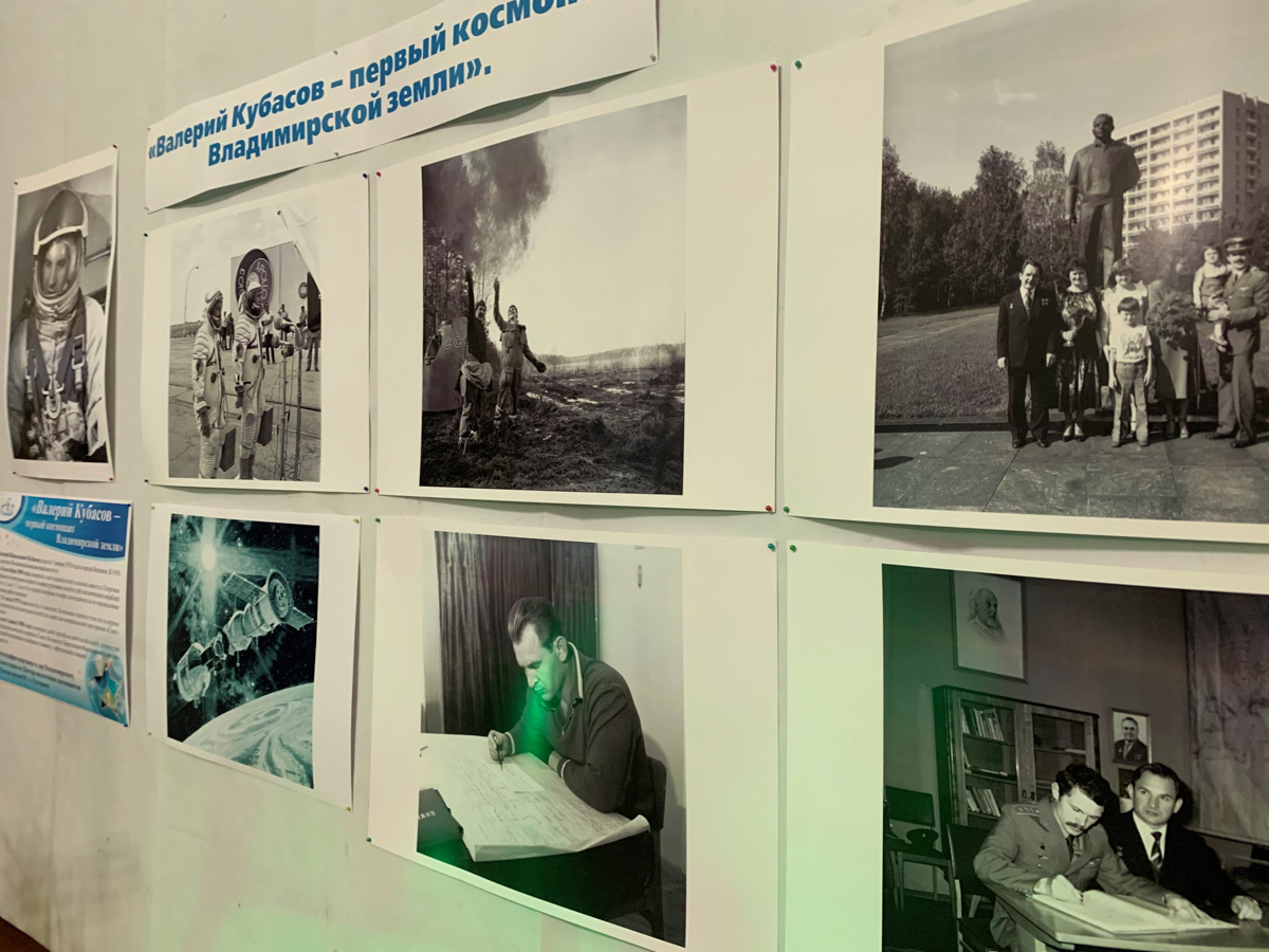 Владимирский планетарий накануне Дня космонавтики открыл свои двери для всех желающих. В этом году горожан ждал сюрприз. Они попали на премьеру VR-фильма «Космонавт». Зрители надевали VR-шлемы и отправлялись в большое космическое путешествие по просторам Солнечной системы, заглядывали на космодром Байконур и наблюдали, как готовят будущих покорителей Вселенной в Центре подготовки космонавтов имени Ю. А. Гагарина.