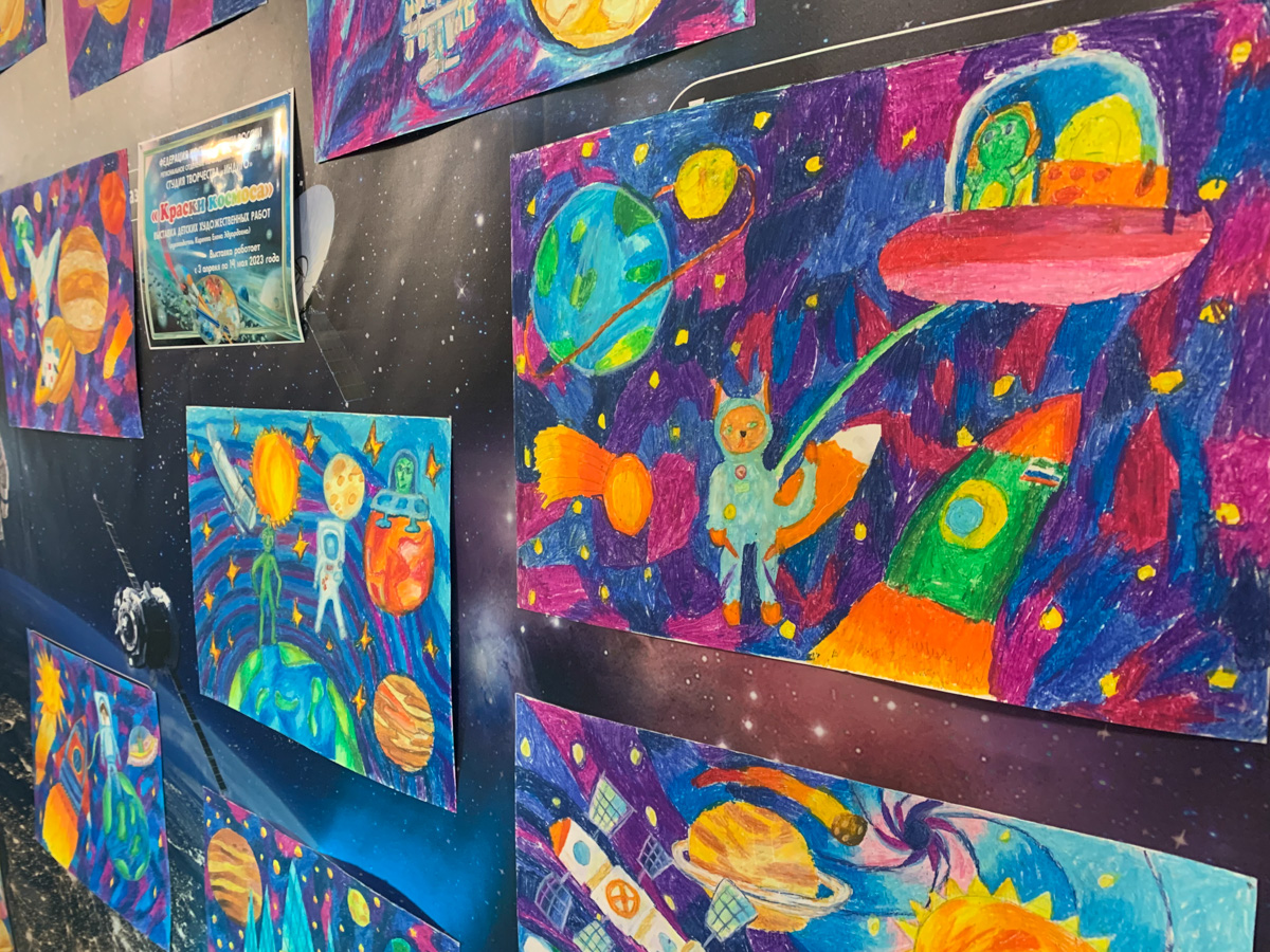 Владимирский планетарий накануне Дня космонавтики открыл свои двери для всех желающих. В этом году горожан ждал сюрприз. Они попали на премьеру VR-фильма «Космонавт». Зрители надевали VR-шлемы и отправлялись в большое космическое путешествие по просторам Солнечной системы, заглядывали на космодром Байконур и наблюдали, как готовят будущих покорителей Вселенной в Центре подготовки космонавтов имени Ю. А. Гагарина.