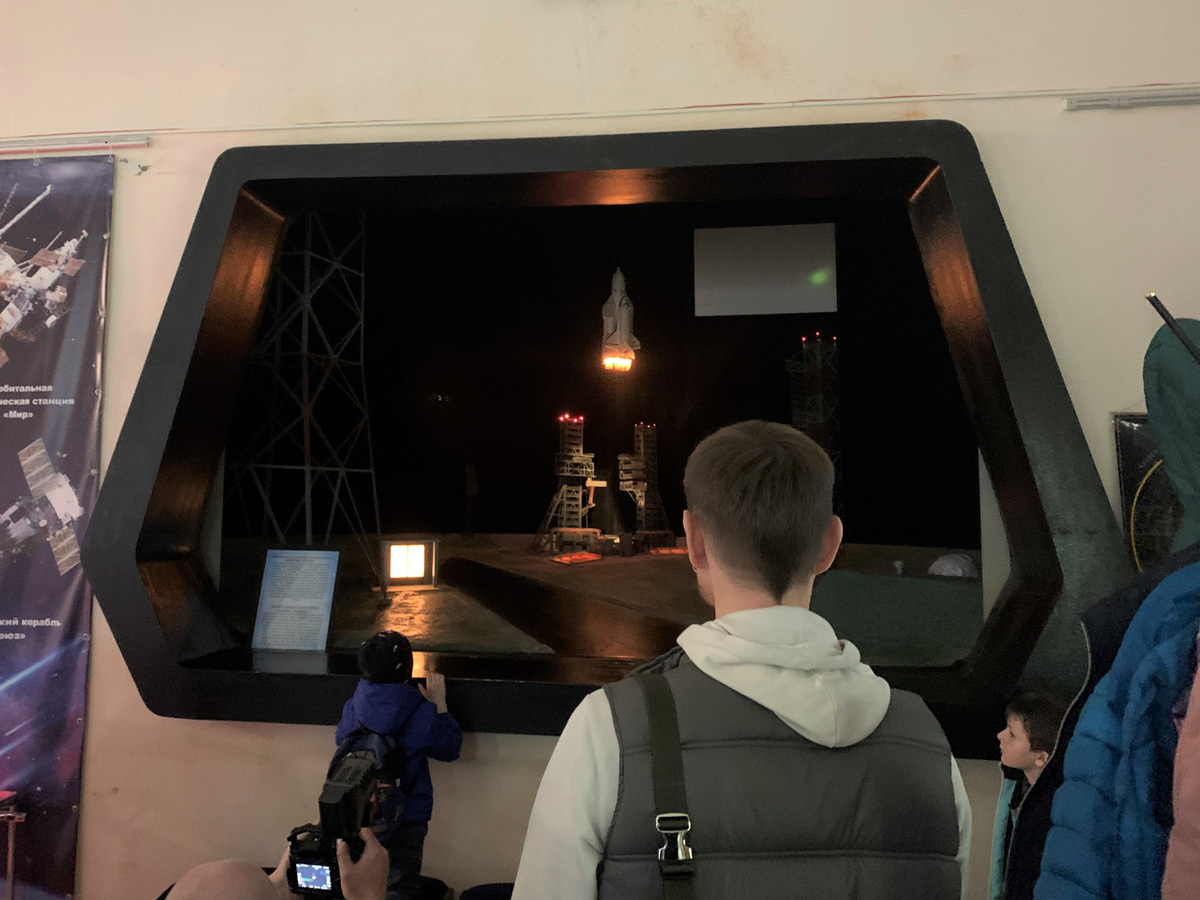 Владимирский планетарий накануне Дня космонавтики открыл свои двери для всех желающих. В этом году горожан ждал сюрприз. Они попали на премьеру VR-фильма «Космонавт». Зрители надевали VR-шлемы и отправлялись в большое космическое путешествие по просторам Солнечной системы, заглядывали на космодром Байконур и наблюдали, как готовят будущих покорителей Вселенной в Центре подготовки космонавтов имени Ю. А. Гагарина.