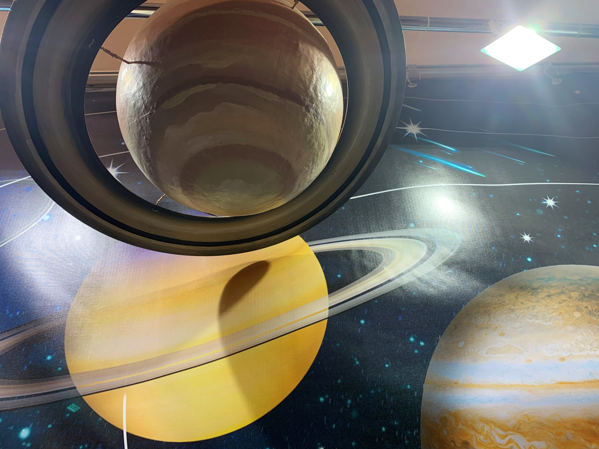 Владимирский планетарий накануне Дня космонавтики открыл свои двери для всех желающих. В этом году горожан ждал сюрприз. Они попали на премьеру VR-фильма «Космонавт». Зрители надевали VR-шлемы и отправлялись в большое космическое путешествие по просторам Солнечной системы, заглядывали на космодром Байконур и наблюдали, как готовят будущих покорителей Вселенной в Центре подготовки космонавтов имени Ю. А. Гагарина.