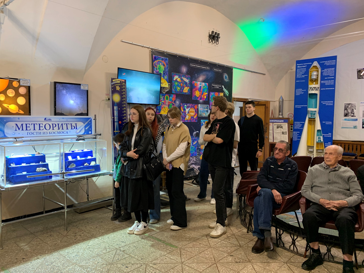 Владимирский планетарий накануне Дня космонавтики открыл свои двери для всех желающих. В этом году горожан ждал сюрприз. Они попали на премьеру VR-фильма «Космонавт». Зрители надевали VR-шлемы и отправлялись в большое космическое путешествие по просторам Солнечной системы, заглядывали на космодром Байконур и наблюдали, как готовят будущих покорителей Вселенной в Центре подготовки космонавтов имени Ю. А. Гагарина.