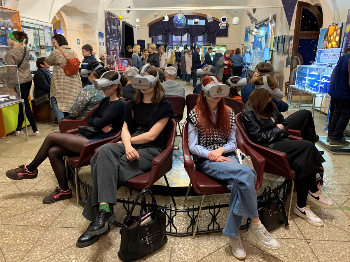 Владимирский планетарий накануне Дня космонавтики открыл свои двери для всех желающих. В этом году горожан ждал сюрприз. Они попали на премьеру VR-фильма «Космонавт». Зрители надевали VR-шлемы и отправлялись в большое космическое путешествие по просторам Солнечной системы, заглядывали на космодром Байконур и наблюдали, как готовят будущих покорителей Вселенной в Центре подготовки космонавтов имени Ю. А. Гагарина.