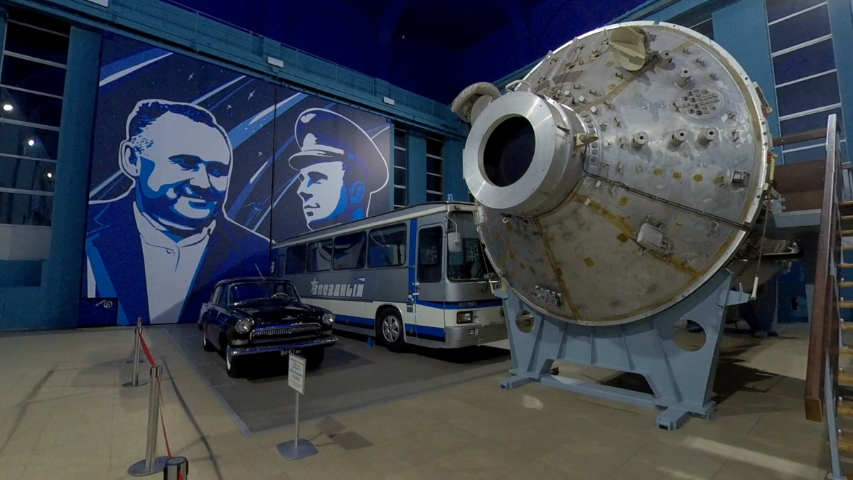 Владимирский планетарий накануне Дня космонавтики открыл свои двери для всех желающих. В этом году горожан ждал сюрприз. Они попали на премьеру VR-фильма «Космонавт». Зрители надевали VR-шлемы и отправлялись в большое космическое путешествие по просторам Солнечной системы, заглядывали на космодром Байконур и наблюдали, как готовят будущих покорителей Вселенной в Центре подготовки космонавтов имени Ю. А. Гагарина.