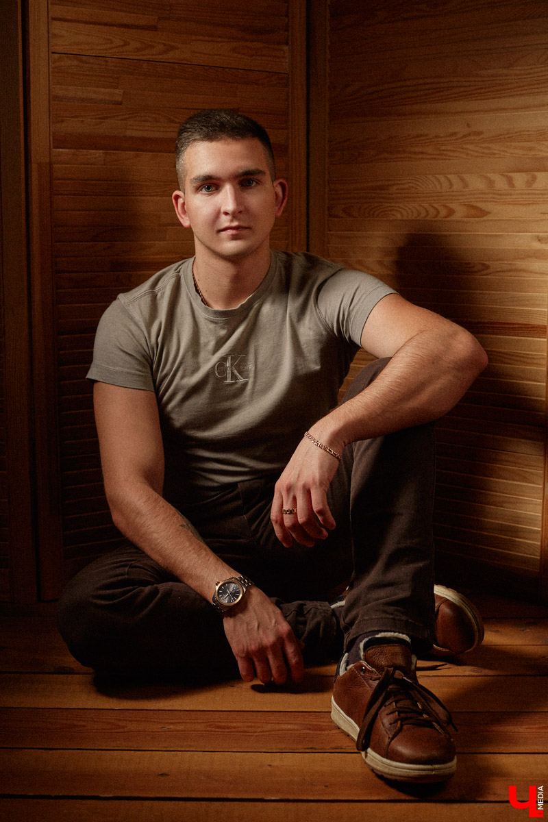 Думаете, шопиться часами могут только девушки? А вот и нет. «Чрезвычайный модник» из Владимира Артем Ратников с удовольствием подолгу ходит по магазинам. Хотя у него и так большой гардероб. Подобрать из множества вещей всего четыре образа для фотосессии молодому человеку было непросто, но он справился! Смотрим, что из этого получилось.