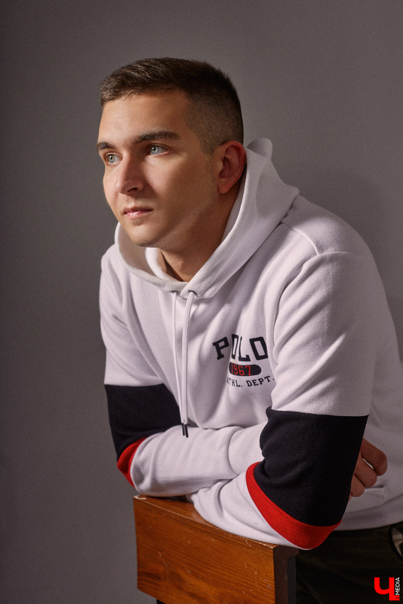 Думаете, шопиться часами могут только девушки? А вот и нет. «Чрезвычайный модник» из Владимира Артем Ратников с удовольствием подолгу ходит по магазинам. Хотя у него и так большой гардероб. Подобрать из множества вещей всего четыре образа для фотосессии молодому человеку было непросто, но он справился! Смотрим, что из этого получилось.