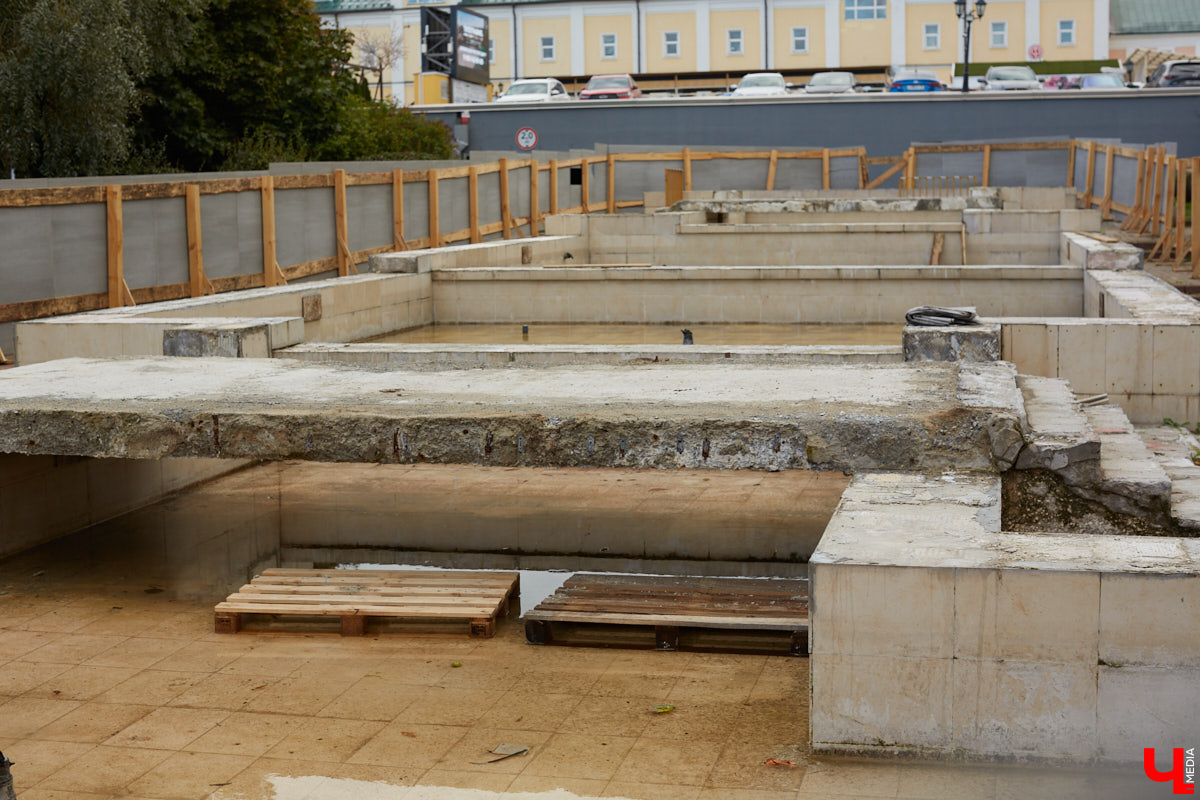 Фонтаны во Владимире готовят к запуску, что очень своевременно, ибо город буквально погряз в уличной пыли. Починят ли наконец каскад у Торговых рядов и ждать ли воды в конструкции на Горького? Оглашаем список адресов, где совсем скоро будут водные феерии.