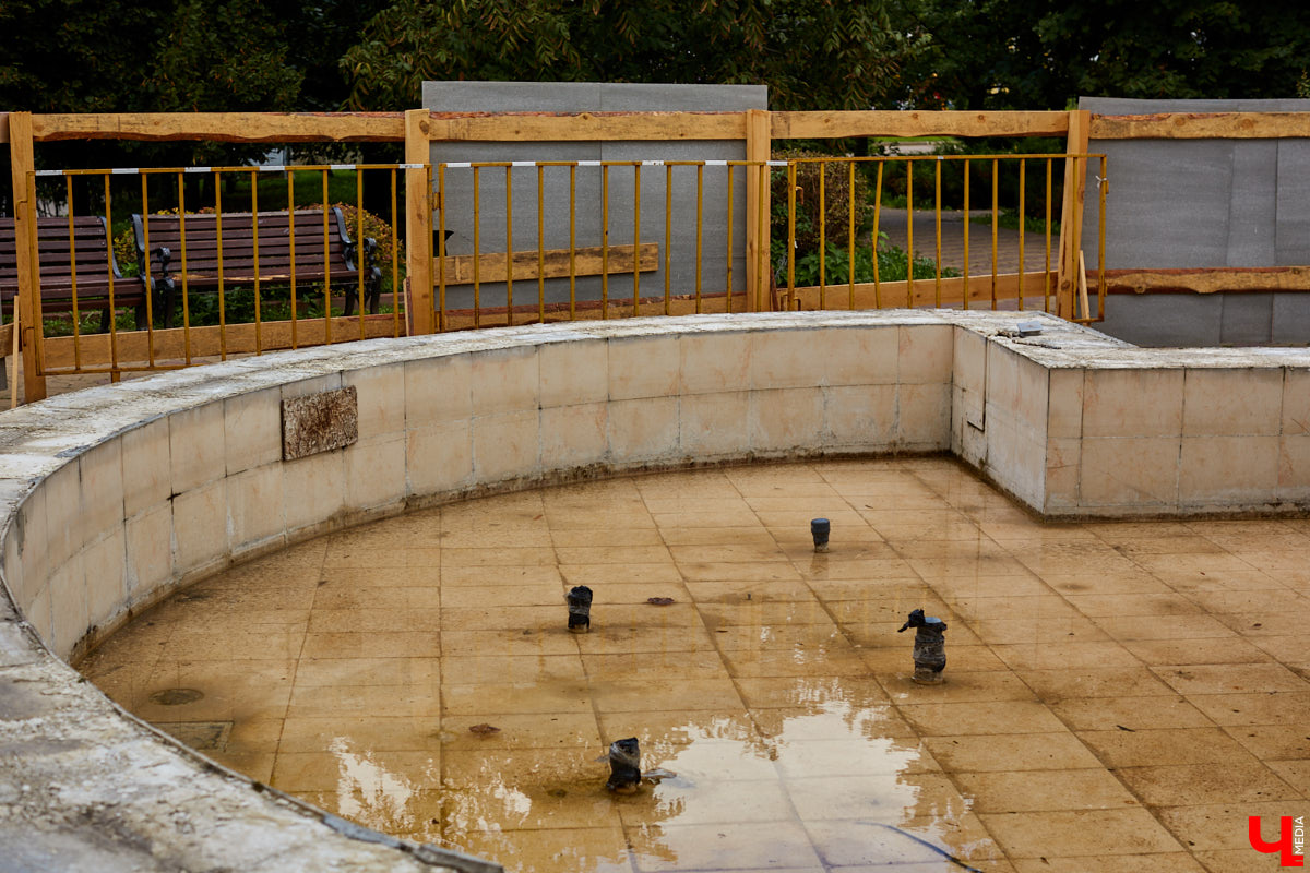 Фонтаны во Владимире готовят к запуску, что очень своевременно, ибо город буквально погряз в уличной пыли. Починят ли наконец каскад у Торговых рядов и ждать ли воды в конструкции на Горького? Оглашаем список адресов, где совсем скоро будут водные феерии.