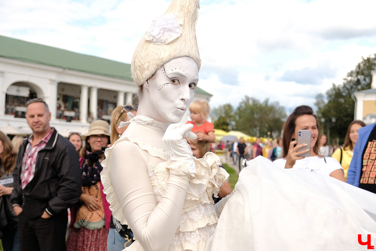 Торговые ряды в Суздале могут наконец-то отремонтировать. Гостиный двор нуждается в этом давно. К тысячелетию города, возможно, работы уже будут завершены. И тогда гулять по любимой локации будет куда приятнее!