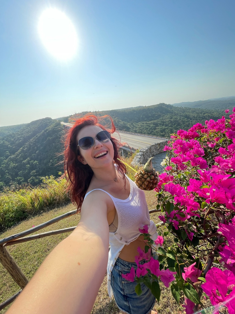 В феврале Валерия Лебедева побывала на популярном фестивале сальсы на Кубе, а заодно сняла фильм о своем путешествии. Сейчас девушка снова собирает чемоданы, чтобы вернуться на Остров свободы. Чем он ее зацепил? Рассказываем в нашей статье.