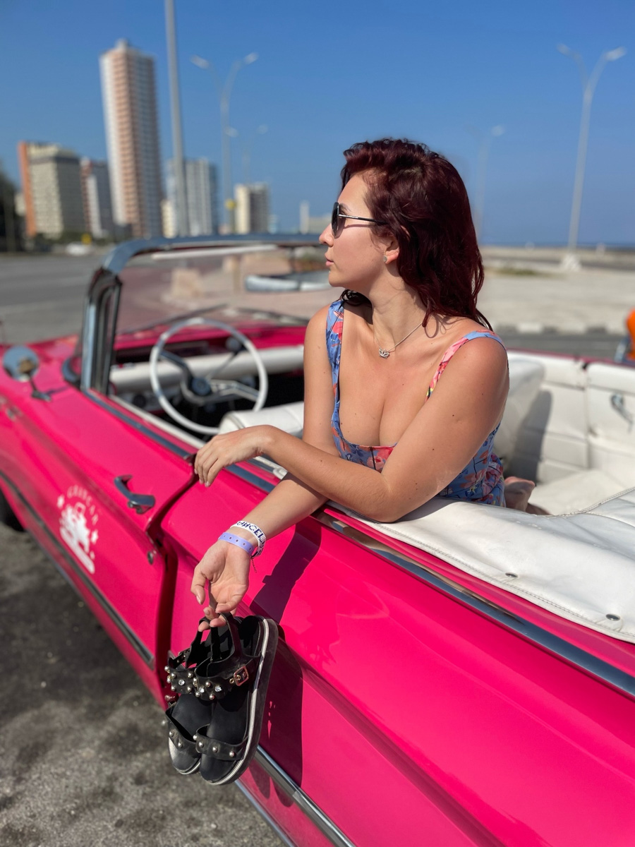 В феврале Валерия Лебедева побывала на популярном фестивале сальсы на Кубе, а заодно сняла фильм о своем путешествии. Сейчас девушка снова собирает чемоданы, чтобы вернуться на Остров свободы. Чем он ее зацепил? Рассказываем в нашей статье.