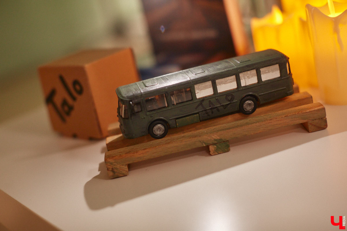 Вживленные в тело QR-коды, смартфоны, контролирующие эмоции, и жизнь в городах-ловушках… Интригует? Еще бы. Отгремевшая недавно пандемия породила произведения, затрагивающие эту тему. Отрадно, что одной из первых своими размышлениями об этом поделилась владимирская писательница.