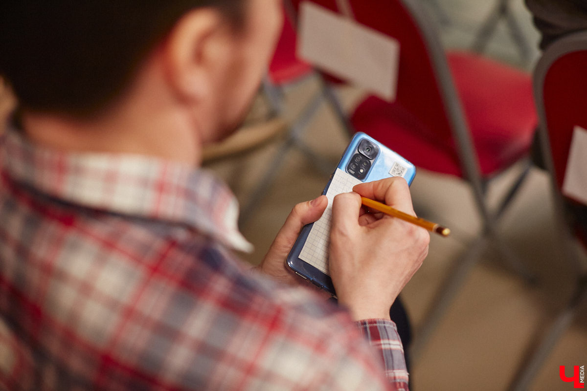 Вживленные в тело QR-коды, смартфоны, контролирующие эмоции, и жизнь в городах-ловушках… Интригует? Еще бы. Отгремевшая недавно пандемия породила произведения, затрагивающие эту тему. Отрадно, что одной из первых своими размышлениями об этом поделилась владимирская писательница.