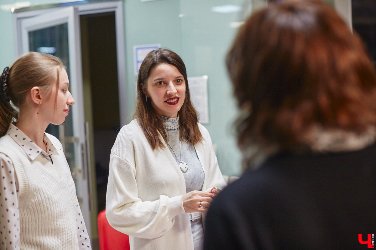 Вживленные в тело QR-коды, смартфоны, контролирующие эмоции, и жизнь в городах-ловушках… Интригует? Еще бы. Отгремевшая недавно пандемия породила произведения, затрагивающие эту тему. Отрадно, что одной из первых своими размышлениями об этом поделилась владимирская писательница.