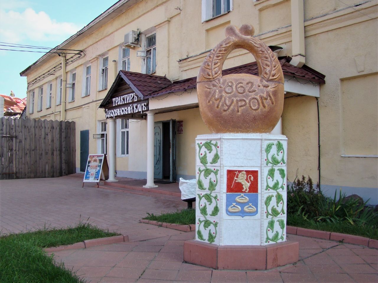 Зачем ехать за тридевять земель, если и на родной земле есть масса всего интересного. Например, новый туристический маршрут с колоритным названием, объединяющий сразу три города Владимирской области: Гороховец, Муром, Гусь-Хрустальный.