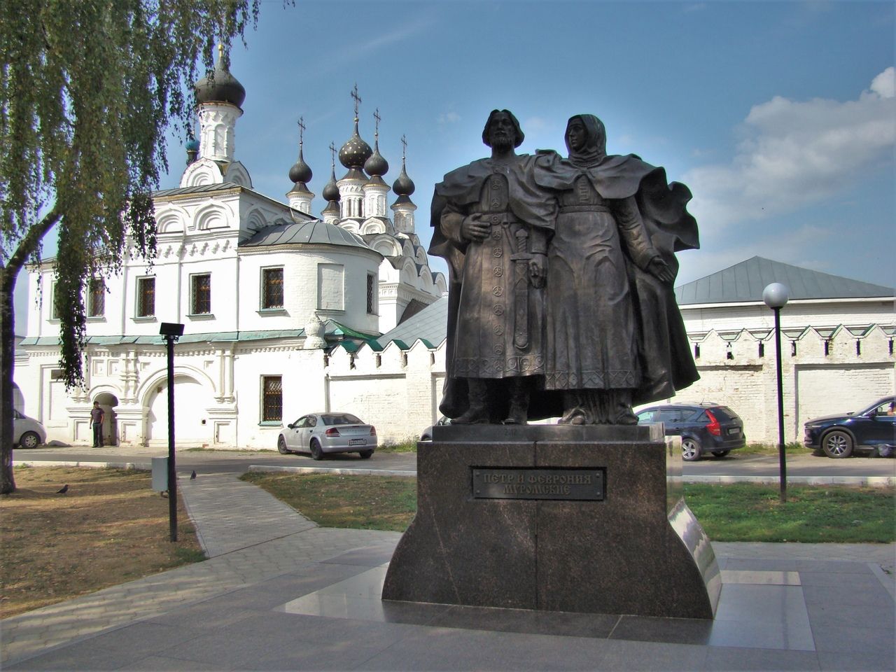 Зачем ехать за тридевять земель, если и на родной земле есть масса всего интересного. Например, новый туристический маршрут с колоритным названием, объединяющий сразу три города Владимирской области: Гороховец, Муром, Гусь-Хрустальный.