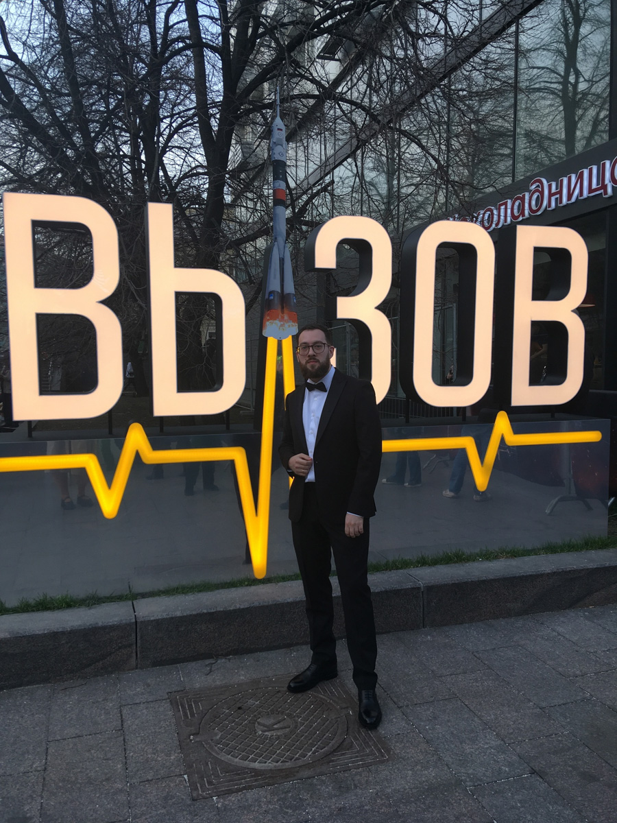 В широкий прокат выйдет первый художественный фильм, снятый в космосе. Музыку для проекта написал владимирский композитор Сергей Черемисинов. Посмотреть блокбастер на большом экране и послушать мелодии нашего земляка можно уже завтра!