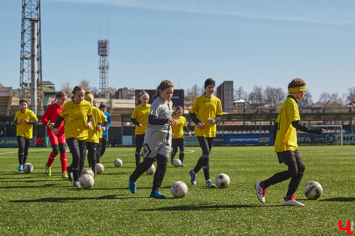Оказывается, в школу олимпийского резерва по футболу набирают и девочек. Некоторые ездят на тренировки пять раз в неделю даже из отдаленных районов. Результаты усилий не заставили себя ждать. Сборная спортсменок с косичками стала четвертой на всероссийском турнире!