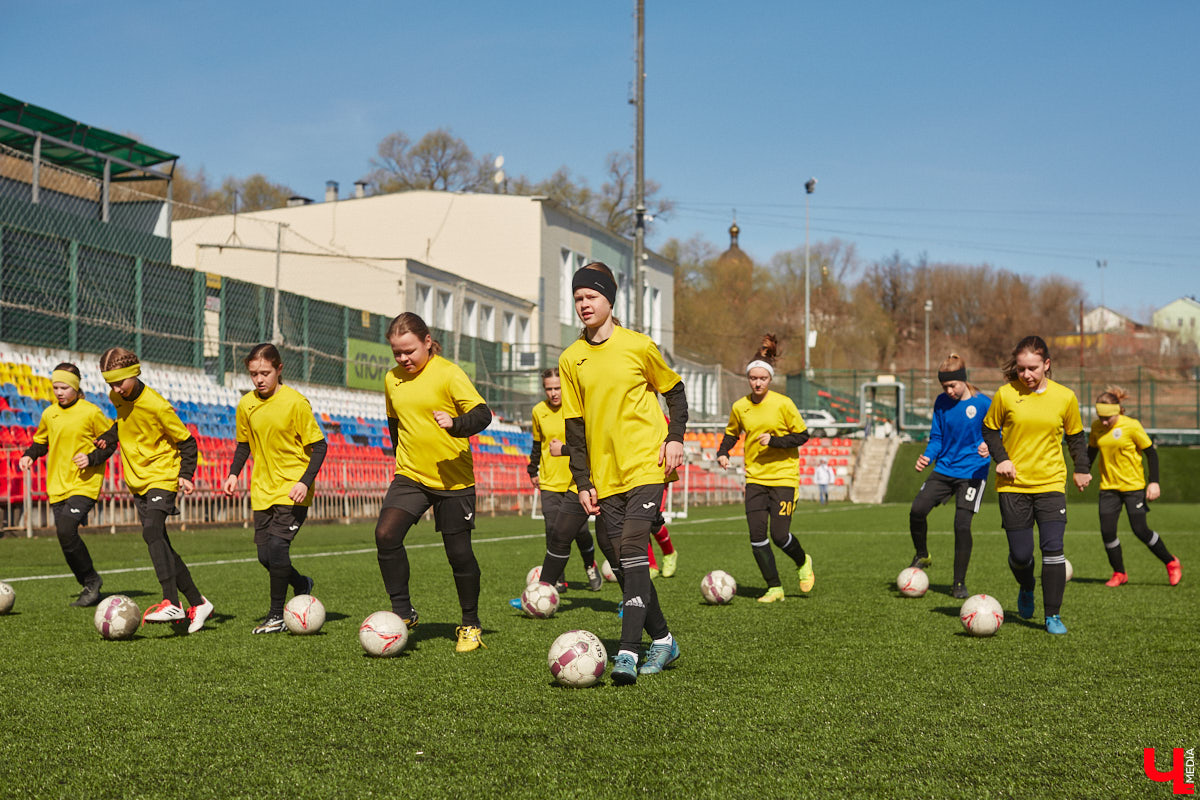 Оказывается, в школу олимпийского резерва по футболу набирают и девочек. Некоторые ездят на тренировки пять раз в неделю даже из отдаленных районов. Результаты усилий не заставили себя ждать. Сборная спортсменок с косичками стала четвертой на всероссийском турнире!