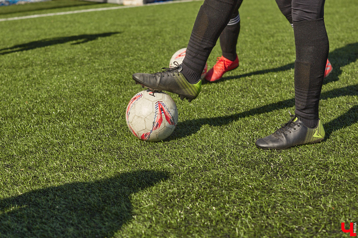 Оказывается, в школу олимпийского резерва по футболу набирают и девочек. Некоторые ездят на тренировки пять раз в неделю даже из отдаленных районов. Результаты усилий не заставили себя ждать. Сборная спортсменок с косичками стала четвертой на всероссийском турнире!