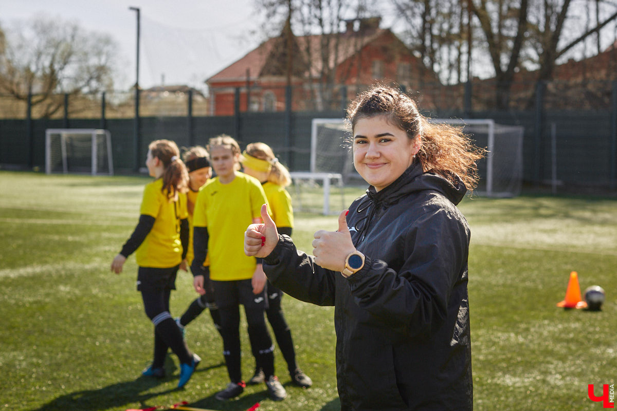 Оказывается, в школу олимпийского резерва по футболу набирают и девочек. Некоторые ездят на тренировки пять раз в неделю даже из отдаленных районов. Результаты усилий не заставили себя ждать. Сборная спортсменок с косичками стала четвертой на всероссийском турнире!