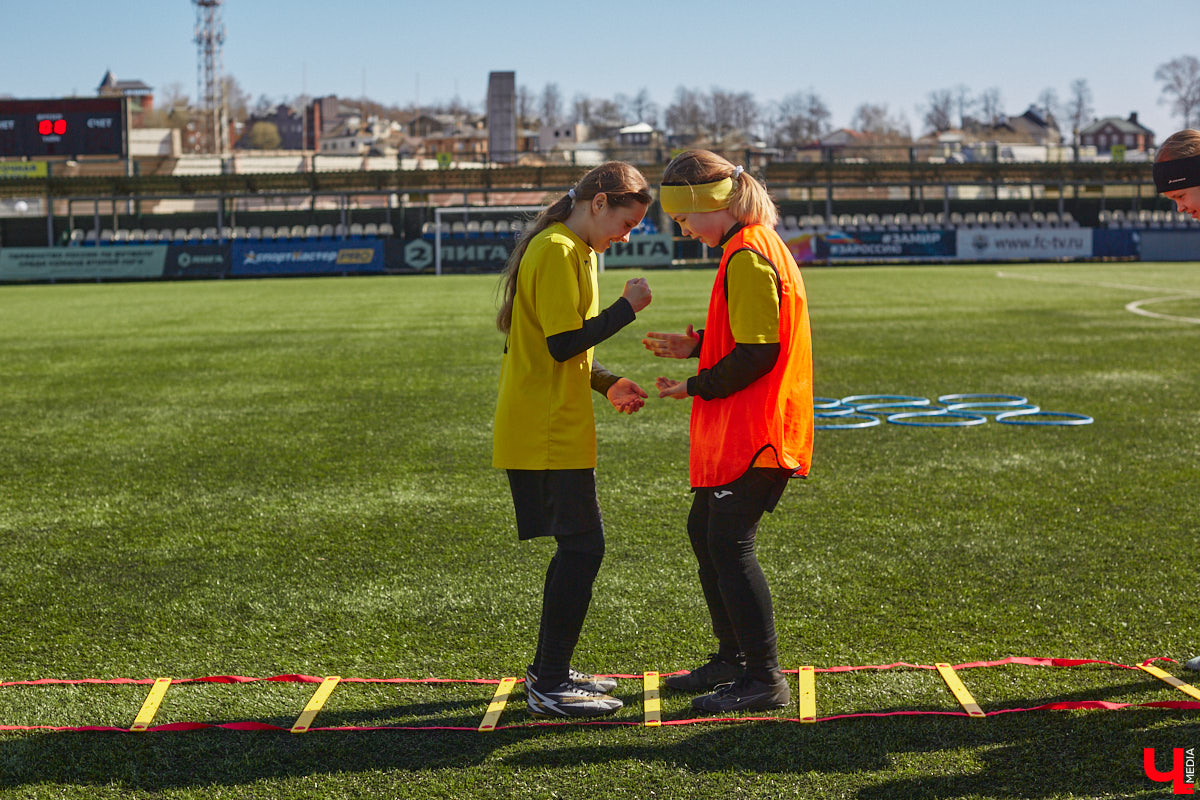 Оказывается, в школу олимпийского резерва по футболу набирают и девочек. Некоторые ездят на тренировки пять раз в неделю даже из отдаленных районов. Результаты усилий не заставили себя ждать. Сборная спортсменок с косичками стала четвертой на всероссийском турнире!