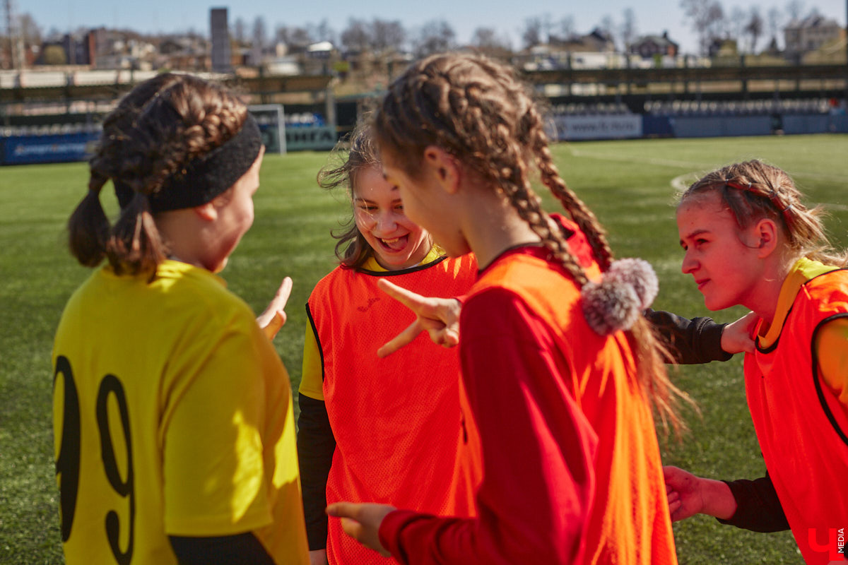 Оказывается, в школу олимпийского резерва по футболу набирают и девочек. Некоторые ездят на тренировки пять раз в неделю даже из отдаленных районов. Результаты усилий не заставили себя ждать. Сборная спортсменок с косичками стала четвертой на всероссийском турнире!