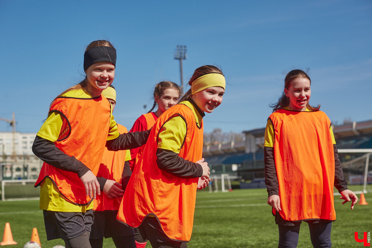Оказывается, в школу олимпийского резерва по футболу набирают и девочек. Некоторые ездят на тренировки пять раз в неделю даже из отдаленных районов. Результаты усилий не заставили себя ждать. Сборная спортсменок с косичками стала четвертой на всероссийском турнире!