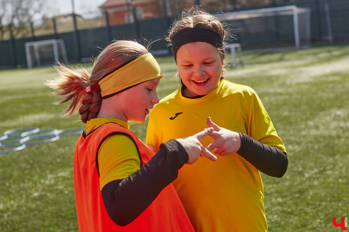 Оказывается, в школу олимпийского резерва по футболу набирают и девочек. Некоторые ездят на тренировки пять раз в неделю даже из отдаленных районов. Результаты усилий не заставили себя ждать. Сборная спортсменок с косичками стала четвертой на всероссийском турнире!