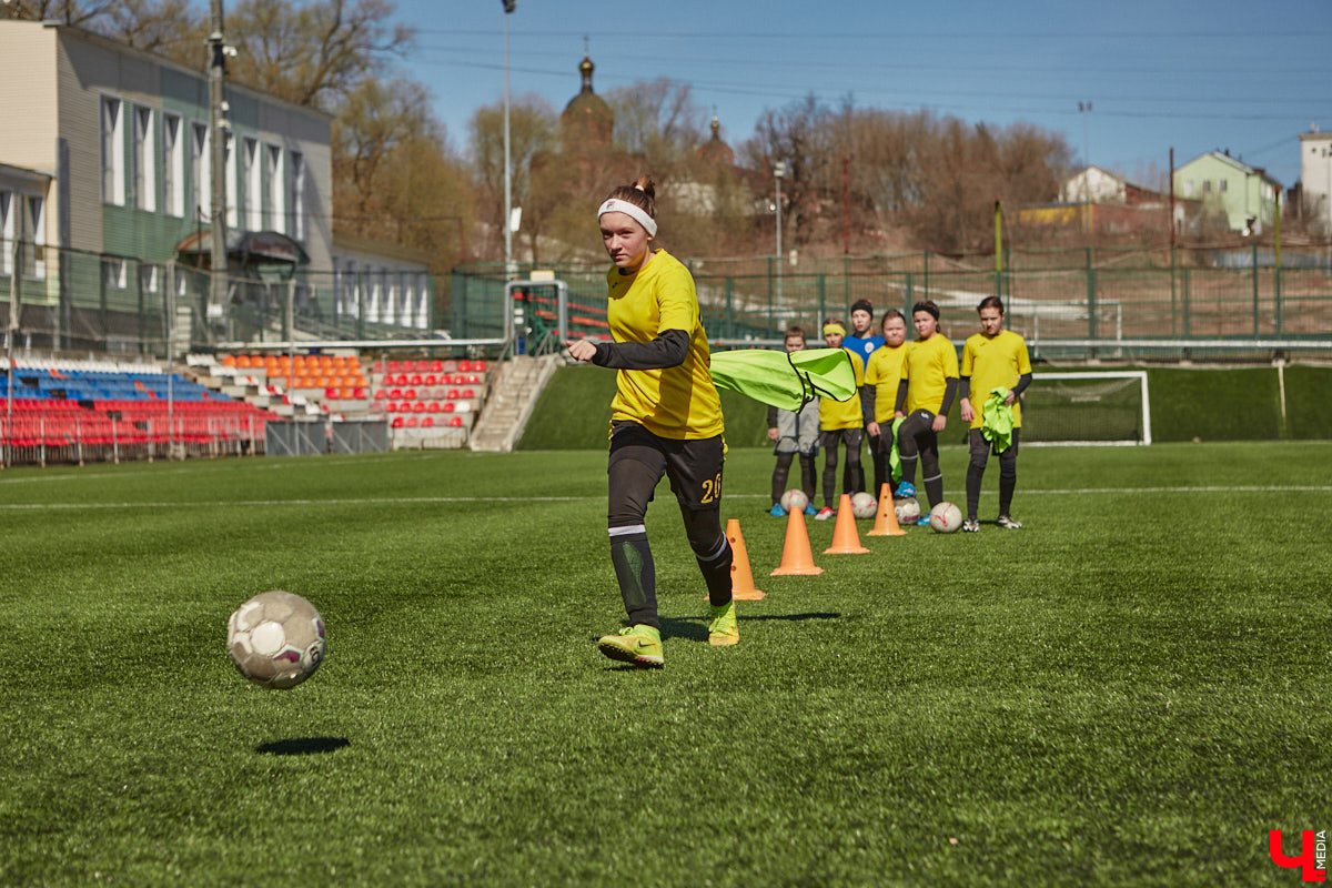 Оказывается, в школу олимпийского резерва по футболу набирают и девочек. Некоторые ездят на тренировки пять раз в неделю даже из отдаленных районов. Результаты усилий не заставили себя ждать. Сборная спортсменок с косичками стала четвертой на всероссийском турнире!