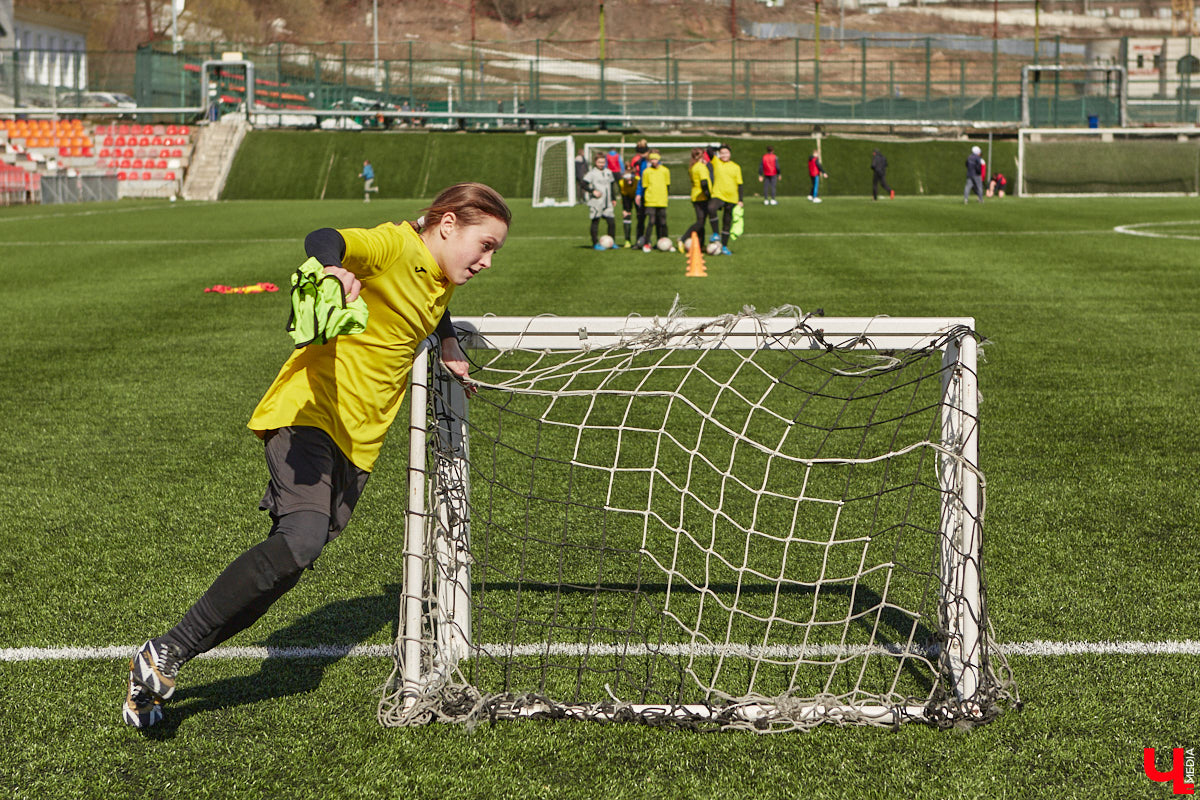 Оказывается, в школу олимпийского резерва по футболу набирают и девочек. Некоторые ездят на тренировки пять раз в неделю даже из отдаленных районов. Результаты усилий не заставили себя ждать. Сборная спортсменок с косичками стала четвертой на всероссийском турнире!
