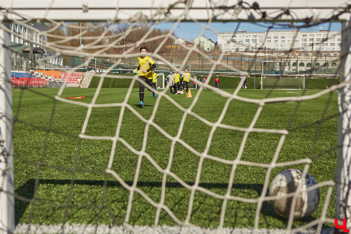 Оказывается, в школу олимпийского резерва по футболу набирают и девочек. Некоторые ездят на тренировки пять раз в неделю даже из отдаленных районов. Результаты усилий не заставили себя ждать. Сборная спортсменок с косичками стала четвертой на всероссийском турнире!