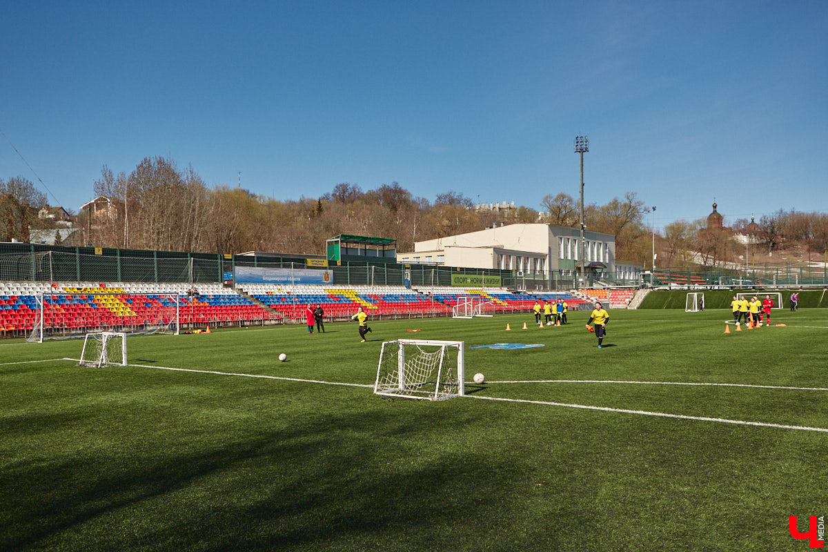 Оказывается, в школу олимпийского резерва по футболу набирают и девочек. Некоторые ездят на тренировки пять раз в неделю даже из отдаленных районов. Результаты усилий не заставили себя ждать. Сборная спортсменок с косичками стала четвертой на всероссийском турнире!