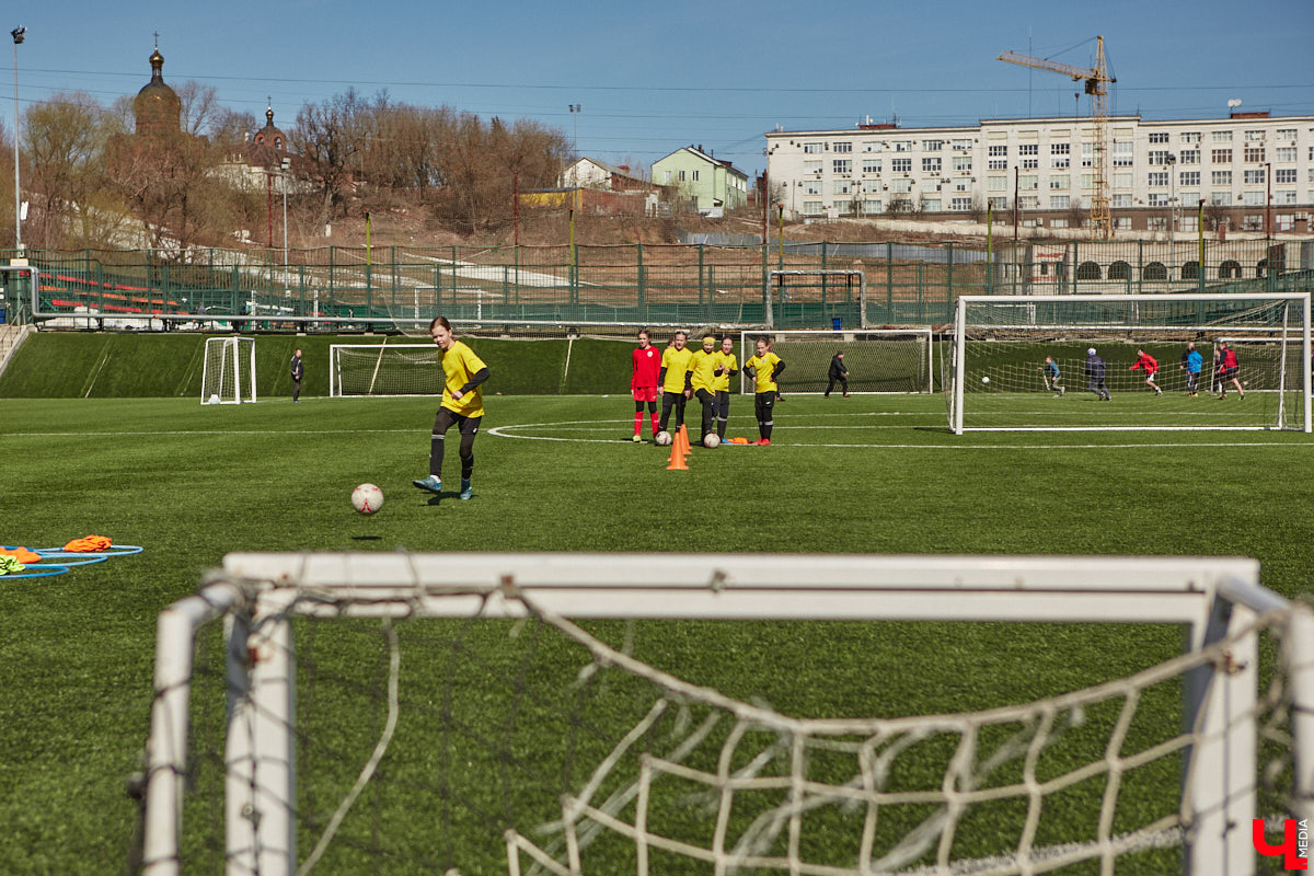 Оказывается, в школу олимпийского резерва по футболу набирают и девочек. Некоторые ездят на тренировки пять раз в неделю даже из отдаленных районов. Результаты усилий не заставили себя ждать. Сборная спортсменок с косичками стала четвертой на всероссийском турнире!