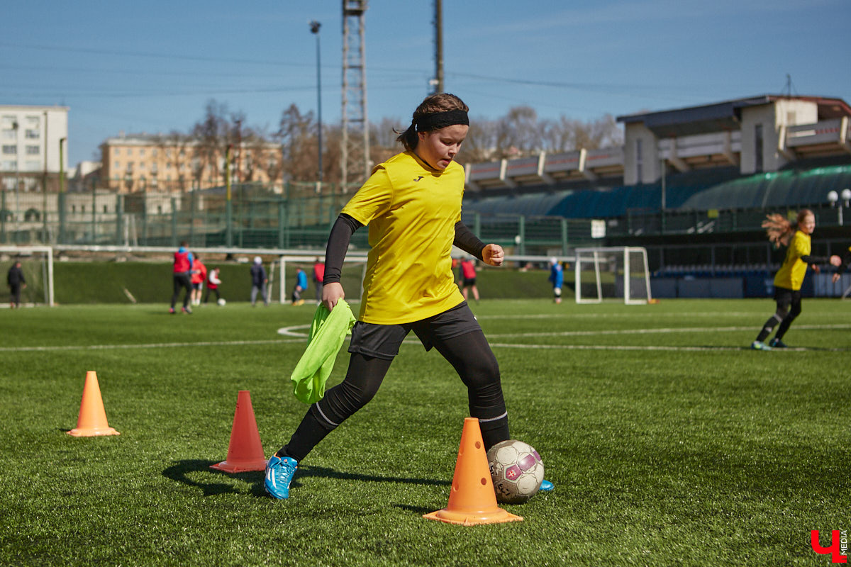 Оказывается, в школу олимпийского резерва по футболу набирают и девочек. Некоторые ездят на тренировки пять раз в неделю даже из отдаленных районов. Результаты усилий не заставили себя ждать. Сборная спортсменок с косичками стала четвертой на всероссийском турнире!