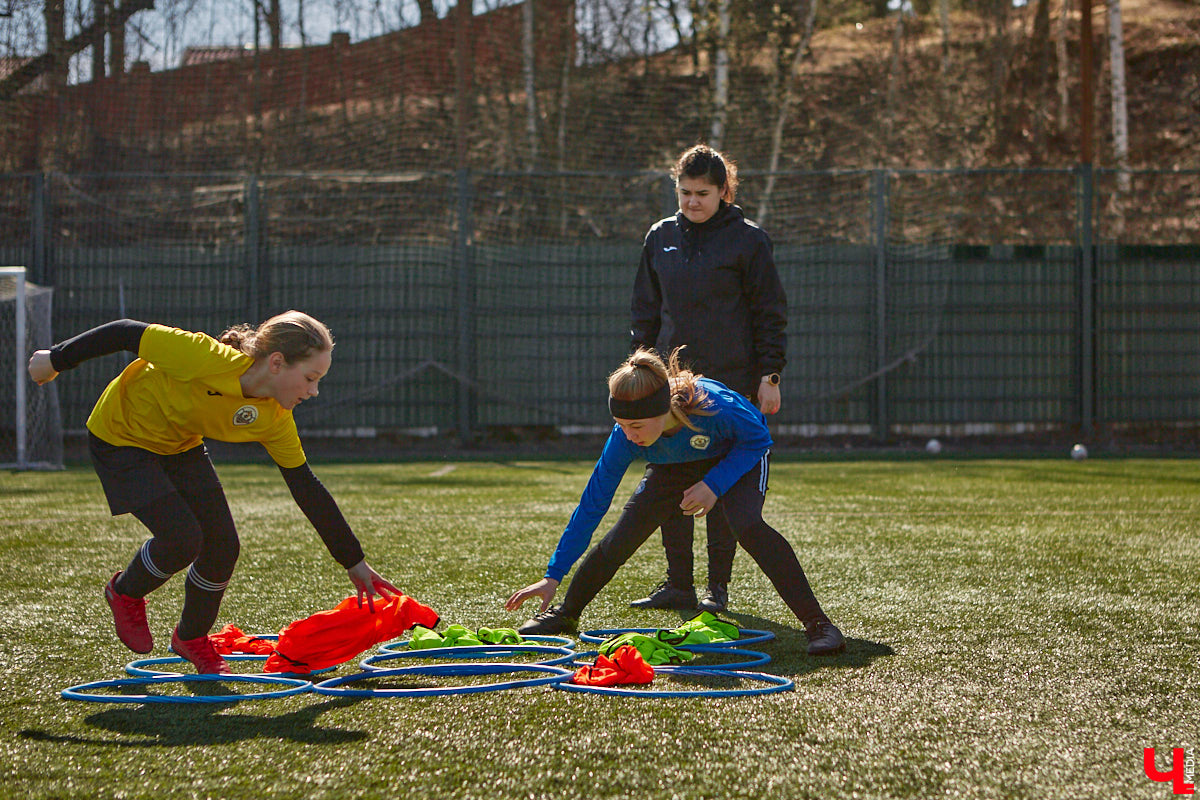 Оказывается, в школу олимпийского резерва по футболу набирают и девочек. Некоторые ездят на тренировки пять раз в неделю даже из отдаленных районов. Результаты усилий не заставили себя ждать. Сборная спортсменок с косичками стала четвертой на всероссийском турнире!