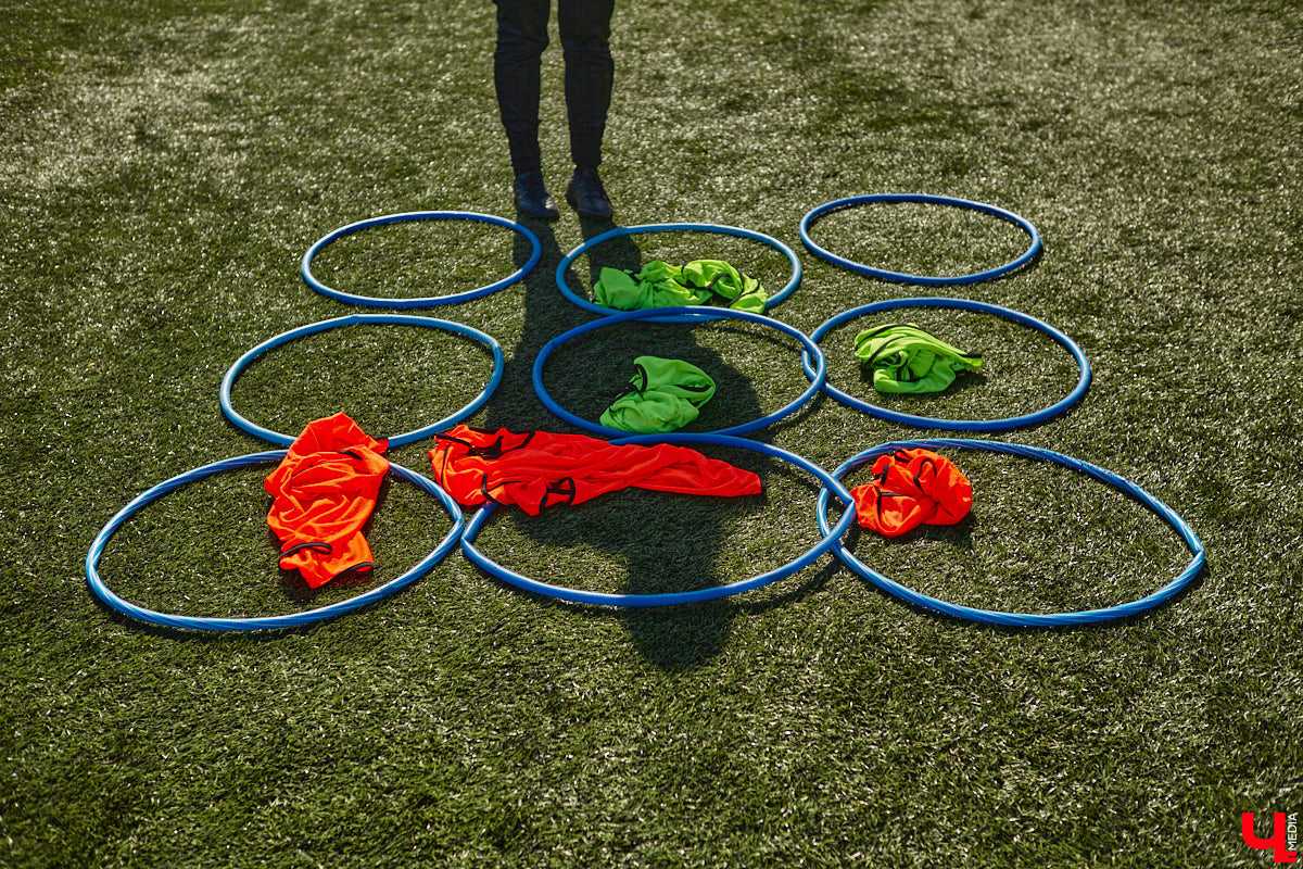 Оказывается, в школу олимпийского резерва по футболу набирают и девочек. Некоторые ездят на тренировки пять раз в неделю даже из отдаленных районов. Результаты усилий не заставили себя ждать. Сборная спортсменок с косичками стала четвертой на всероссийском турнире!