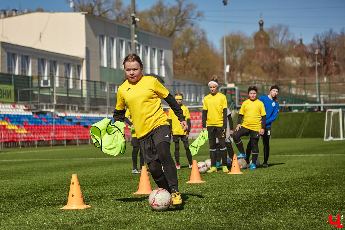 Оказывается, в школу олимпийского резерва по футболу набирают и девочек. Некоторые ездят на тренировки пять раз в неделю даже из отдаленных районов. Результаты усилий не заставили себя ждать. Сборная спортсменок с косичками стала четвертой на всероссийском турнире!