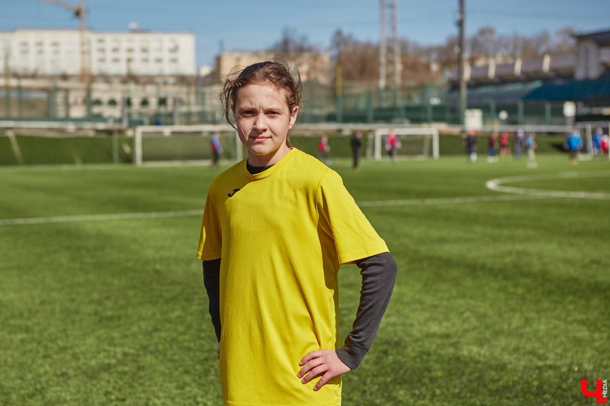 Оказывается, в школу олимпийского резерва по футболу набирают и девочек. Некоторые ездят на тренировки пять раз в неделю даже из отдаленных районов. Результаты усилий не заставили себя ждать. Сборная спортсменок с косичками стала четвертой на всероссийском турнире!