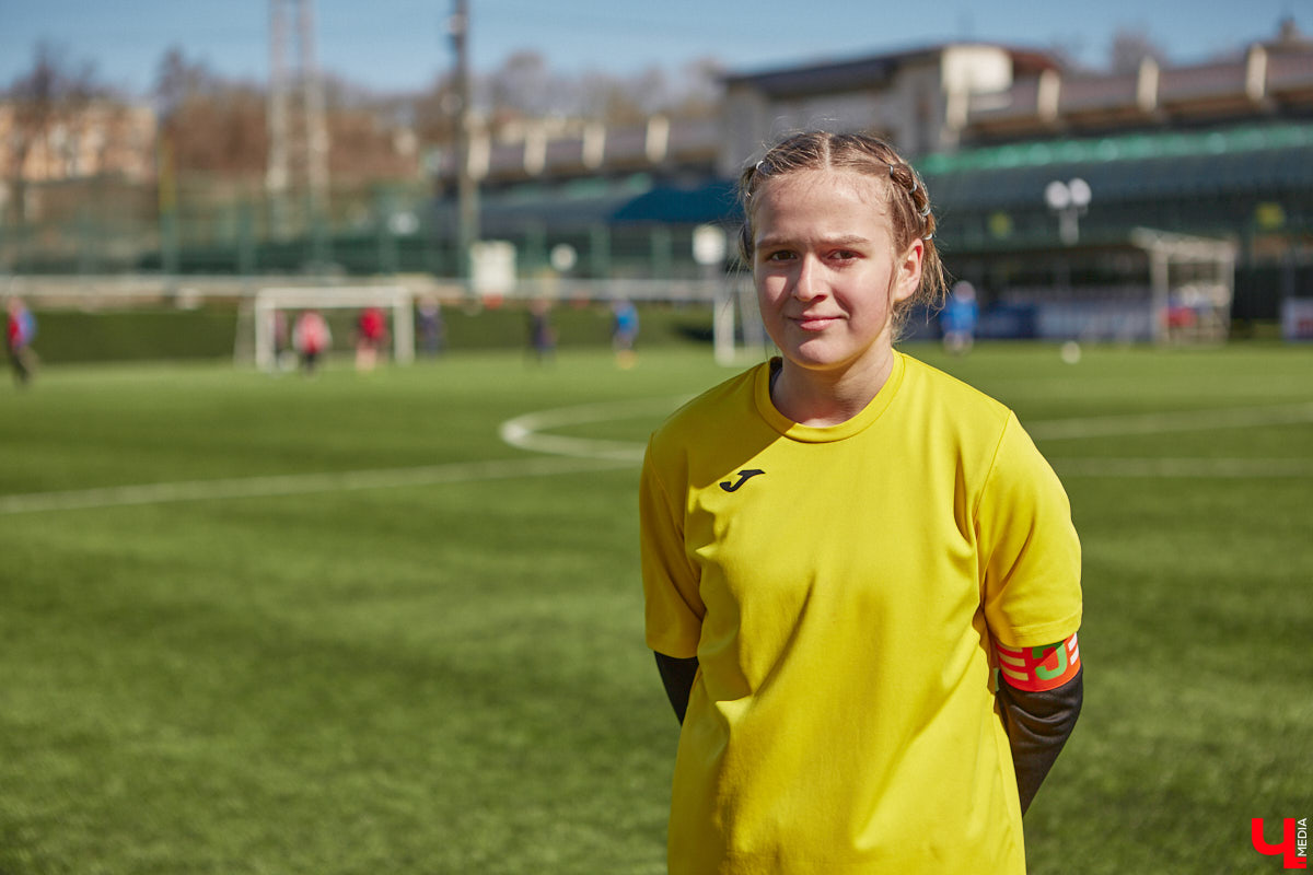 Оказывается, в школу олимпийского резерва по футболу набирают и девочек. Некоторые ездят на тренировки пять раз в неделю даже из отдаленных районов. Результаты усилий не заставили себя ждать. Сборная спортсменок с косичками стала четвертой на всероссийском турнире!