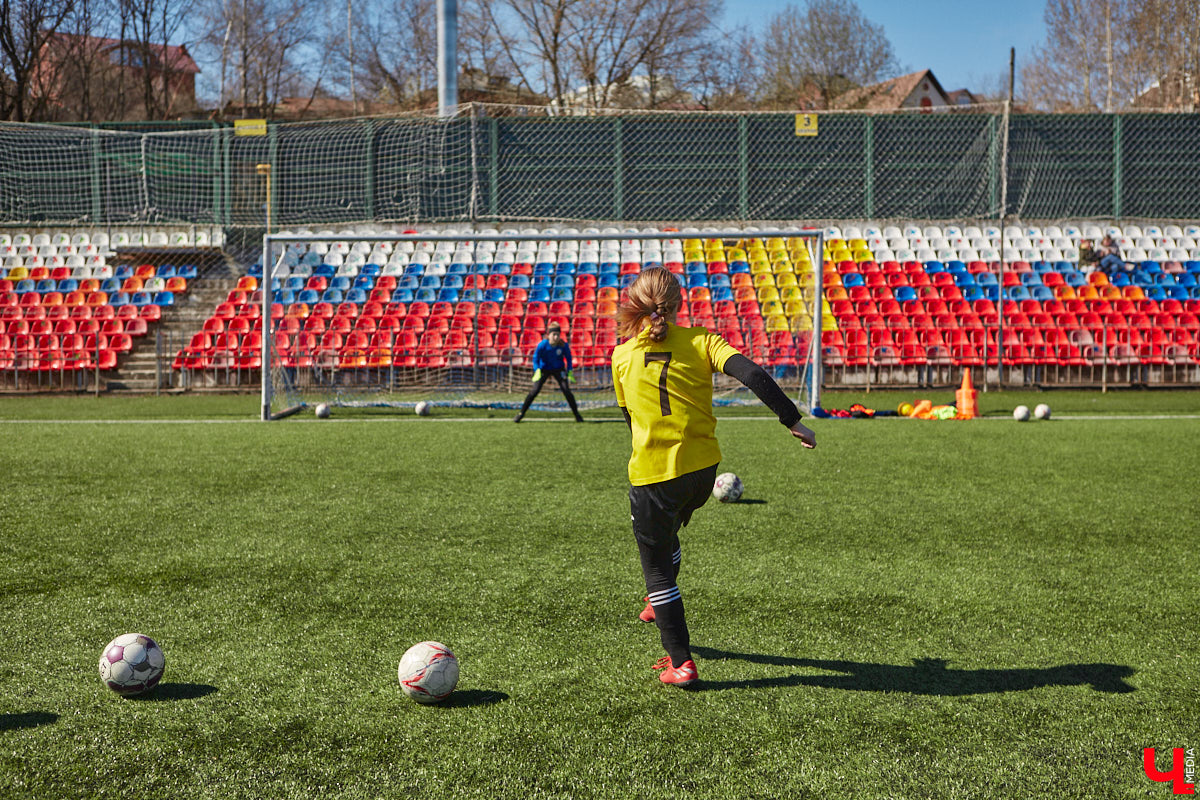 Оказывается, в школу олимпийского резерва по футболу набирают и девочек. Некоторые ездят на тренировки пять раз в неделю даже из отдаленных районов. Результаты усилий не заставили себя ждать. Сборная спортсменок с косичками стала четвертой на всероссийском турнире!