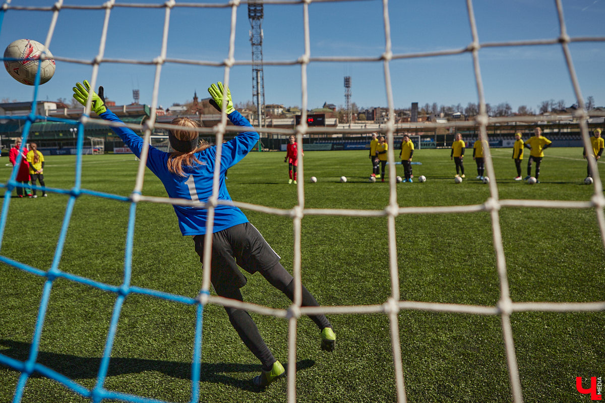 Оказывается, в школу олимпийского резерва по футболу набирают и девочек. Некоторые ездят на тренировки пять раз в неделю даже из отдаленных районов. Результаты усилий не заставили себя ждать. Сборная спортсменок с косичками стала четвертой на всероссийском турнире!