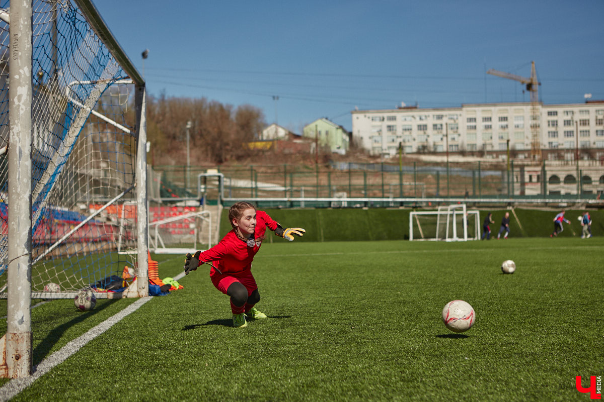 Оказывается, в школу олимпийского резерва по футболу набирают и девочек. Некоторые ездят на тренировки пять раз в неделю даже из отдаленных районов. Результаты усилий не заставили себя ждать. Сборная спортсменок с косичками стала четвертой на всероссийском турнире!