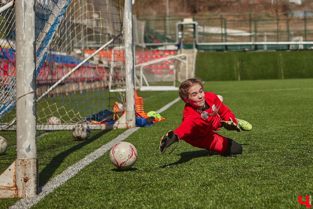 Оказывается, в школу олимпийского резерва по футболу набирают и девочек. Некоторые ездят на тренировки пять раз в неделю даже из отдаленных районов. Результаты усилий не заставили себя ждать. Сборная спортсменок с косичками стала четвертой на всероссийском турнире!