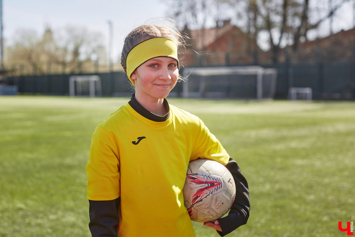 Оказывается, в школу олимпийского резерва по футболу набирают и девочек. Некоторые ездят на тренировки пять раз в неделю даже из отдаленных районов. Результаты усилий не заставили себя ждать. Сборная спортсменок с косичками стала четвертой на всероссийском турнире!