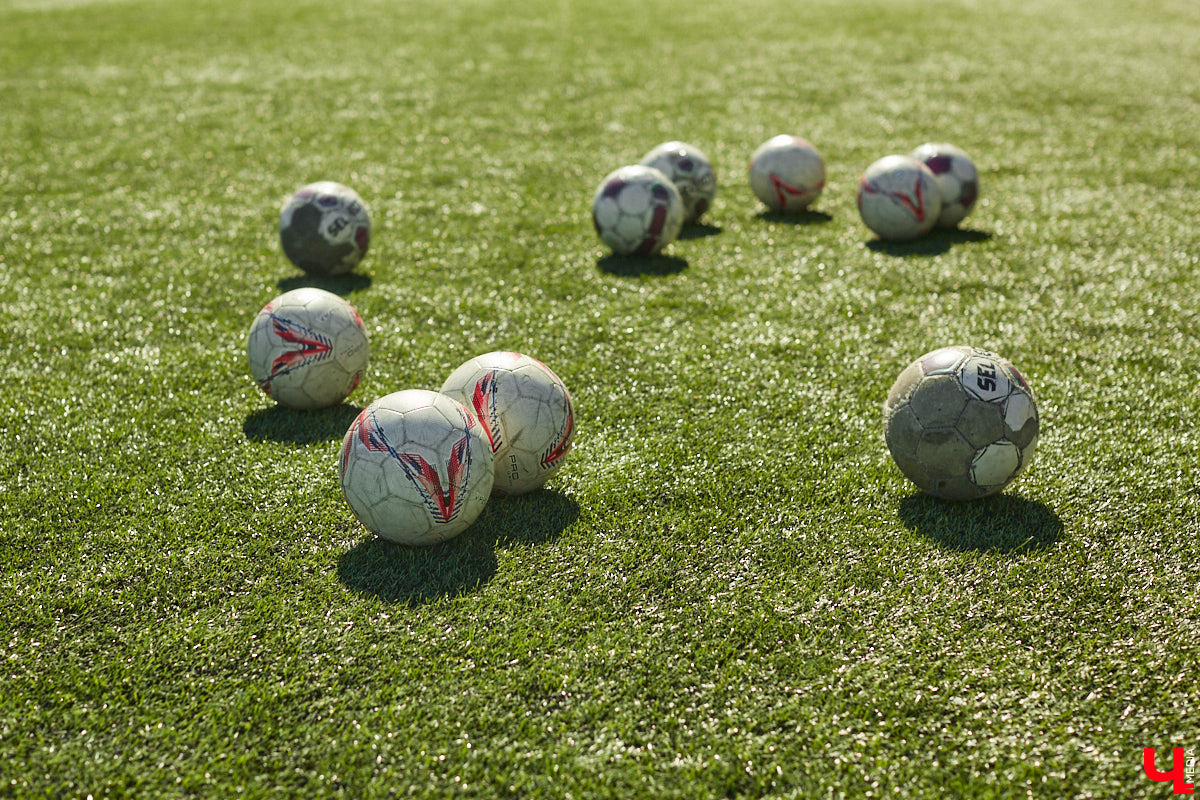 Оказывается, в школу олимпийского резерва по футболу набирают и девочек. Некоторые ездят на тренировки пять раз в неделю даже из отдаленных районов. Результаты усилий не заставили себя ждать. Сборная спортсменок с косичками стала четвертой на всероссийском турнире!