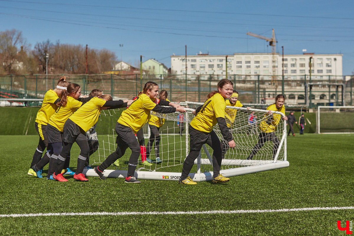 Оказывается, в школу олимпийского резерва по футболу набирают и девочек. Некоторые ездят на тренировки пять раз в неделю даже из отдаленных районов. Результаты усилий не заставили себя ждать. Сборная спортсменок с косичками стала четвертой на всероссийском турнире!