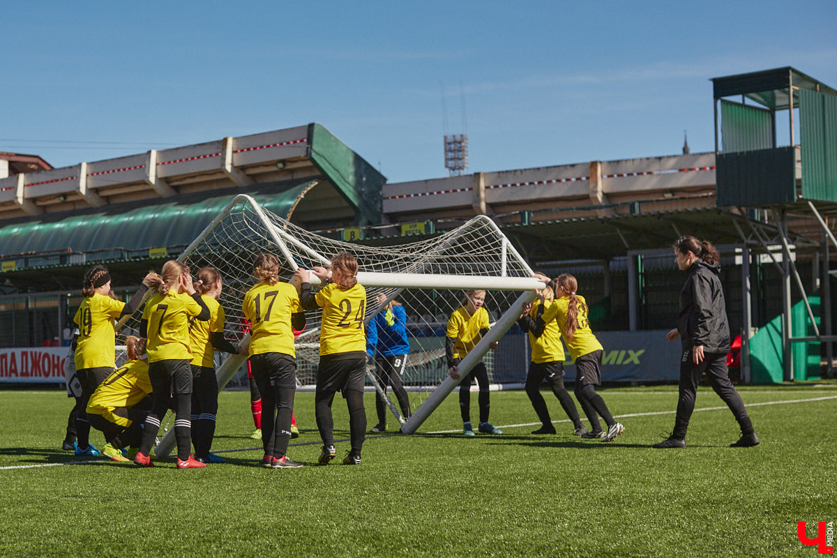 Оказывается, в школу олимпийского резерва по футболу набирают и девочек. Некоторые ездят на тренировки пять раз в неделю даже из отдаленных районов. Результаты усилий не заставили себя ждать. Сборная спортсменок с косичками стала четвертой на всероссийском турнире!