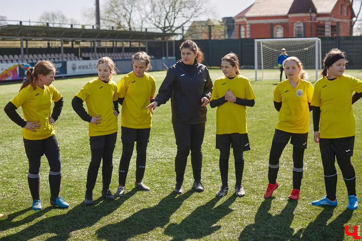 Оказывается, в школу олимпийского резерва по футболу набирают и девочек. Некоторые ездят на тренировки пять раз в неделю даже из отдаленных районов. Результаты усилий не заставили себя ждать. Сборная спортсменок с косичками стала четвертой на всероссийском турнире!