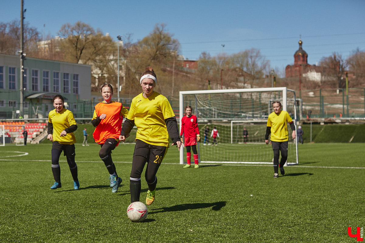 Оказывается, в школу олимпийского резерва по футболу набирают и девочек. Некоторые ездят на тренировки пять раз в неделю даже из отдаленных районов. Результаты усилий не заставили себя ждать. Сборная спортсменок с косичками стала четвертой на всероссийском турнире!