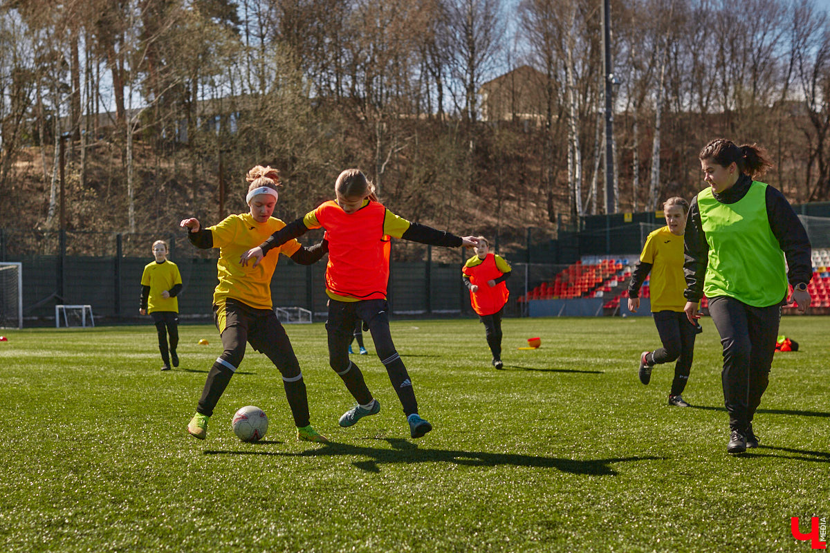 Оказывается, в школу олимпийского резерва по футболу набирают и девочек. Некоторые ездят на тренировки пять раз в неделю даже из отдаленных районов. Результаты усилий не заставили себя ждать. Сборная спортсменок с косичками стала четвертой на всероссийском турнире!